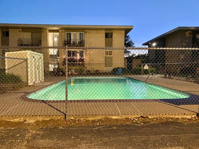 Foto del edificio - 2811 Pembroke Ln
