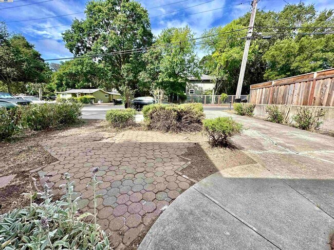 Building Photo - 1570 Boulevard Way