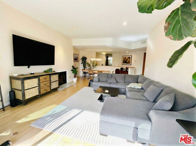 Foto del edificio - 750 S Bundy Dr