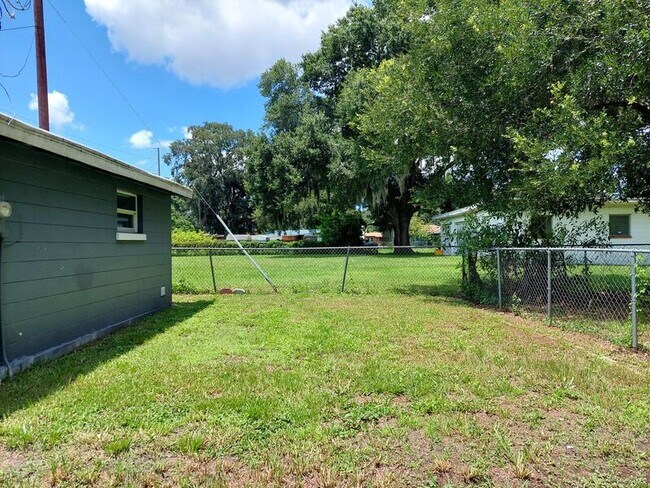 Building Photo - 1103 N Combee Rd