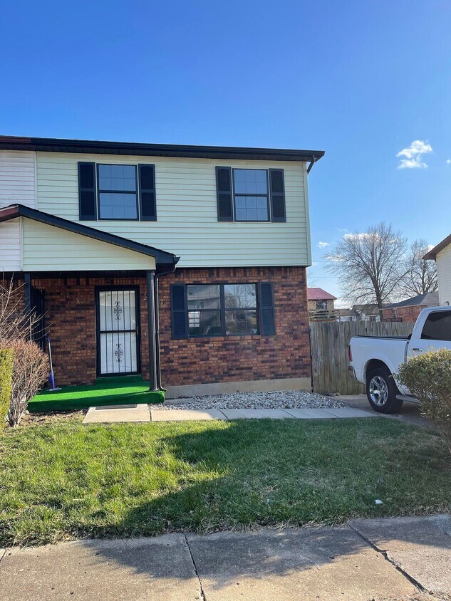 2738 Pioneer Ct, Radcliff, KY 40160 House Rental in Radcliff, KY