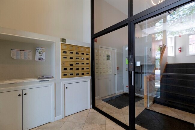 Foto del edificio - 2456 Massachusetts Ave