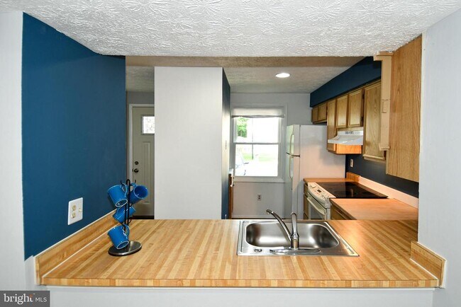 Foto del edificio - 8335 Windfall Rd