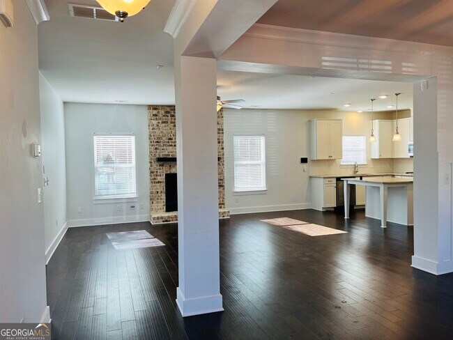 Foto del edificio - 371 Crestbrook Ln