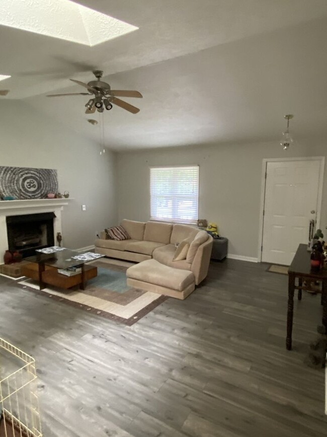 Building Photo - 122 Wellington Cir