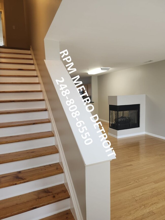 Building Photo - TROY TOWNHOUSE CLOSE TO SHOPPING