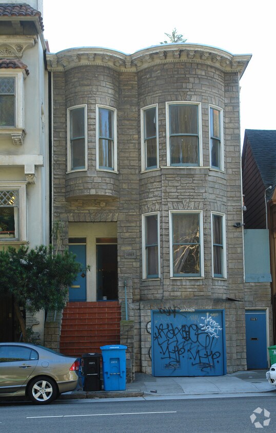 Building Photo - 1667 Oak St