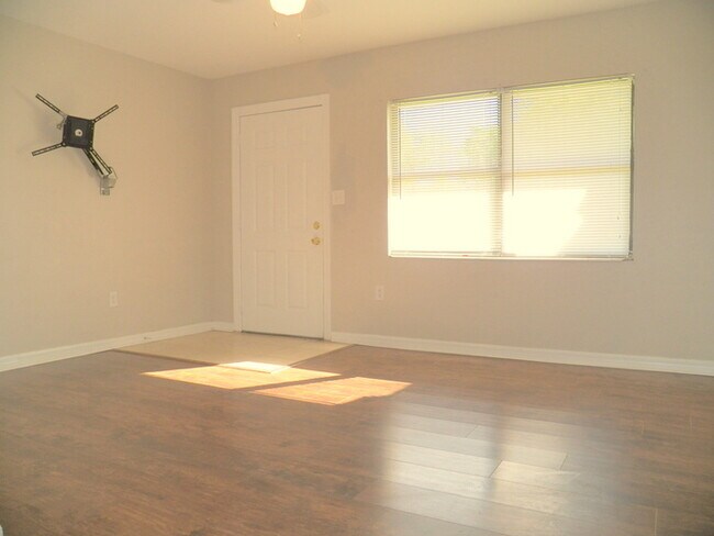 Foto del edificio - 3/2 Home W/ Wood Flooring!
