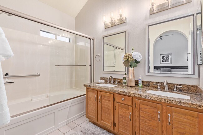 Building Photo - Charming 2-Bedroom Townhome in Scottsdale ...