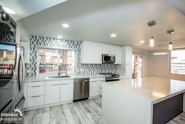 Foto del edificio - High end upgraded 2Bdm 2Ba Condo minutes f...