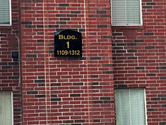 Building Photo - 1330 Old Spanish Trl