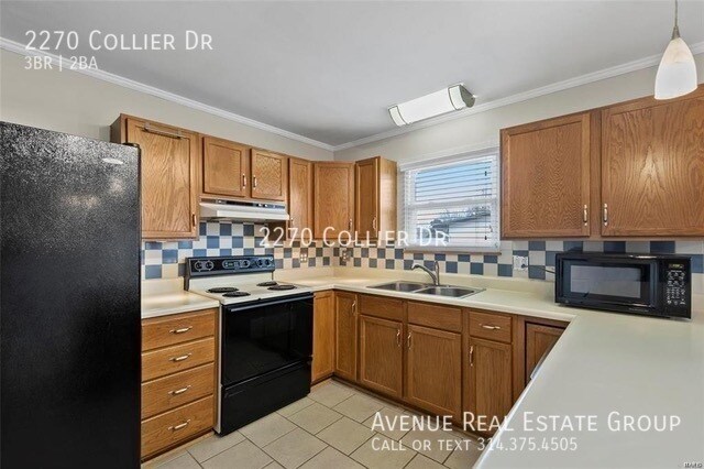 Foto del edificio - Meticulously kept home on large corner lot.