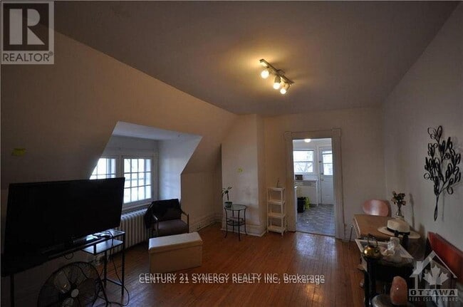 Building Photo - 458 MacLaren St