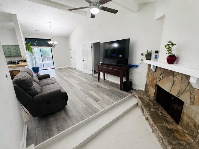 Building Photo - 2418 Samia Dr NW