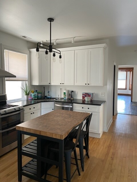 Primary Photo - 2717 W Belmont Ave