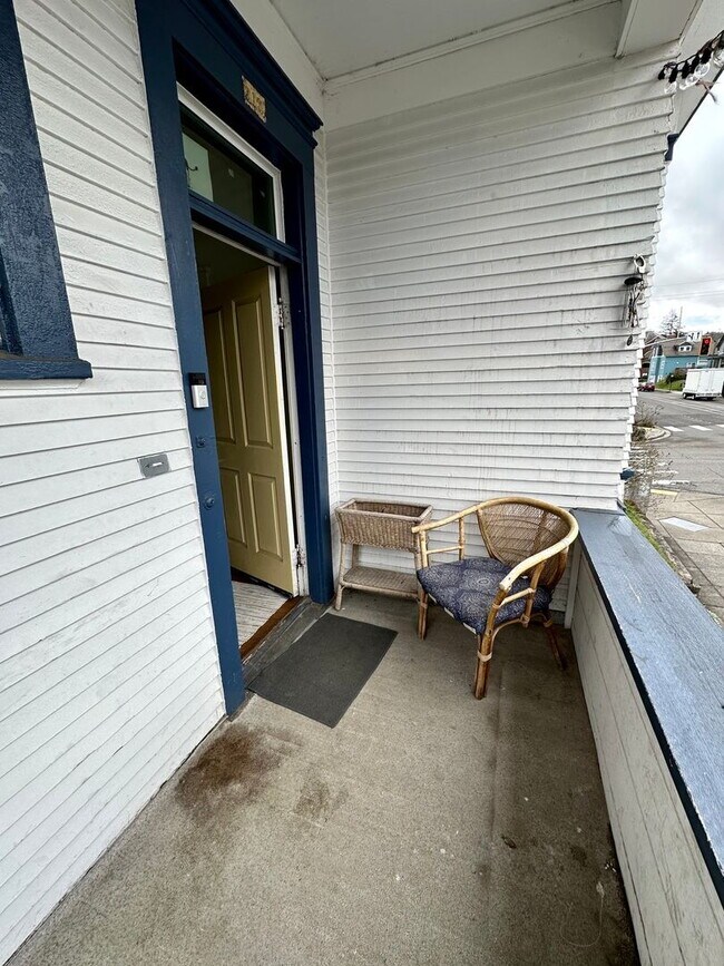 Building Photo - Spacious 7-Bed, 2-Bath Near Downtown Bellingham of Comfortable Living!