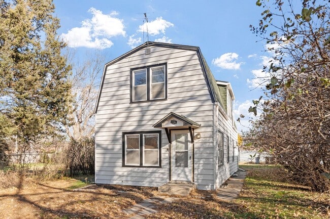 Building Photo - Updated 4-Bedroom 1.5-Bathroom Home in Minneapolis