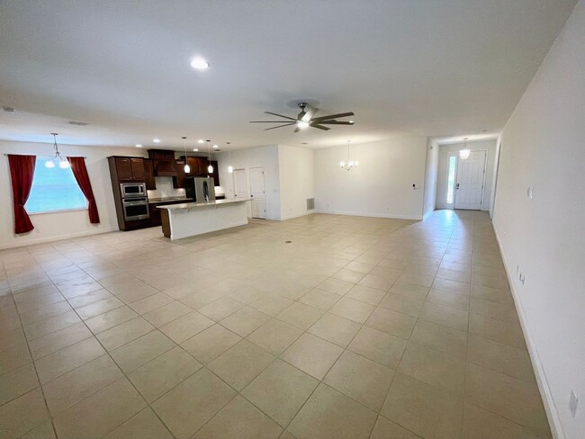 Foto del edificio - Spacious 4-bedroom, 3-bath House