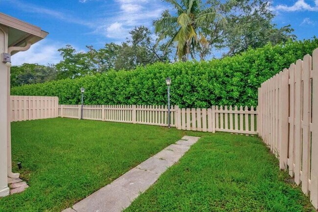 Building Photo - 5846 Mirror Lakes Blvd