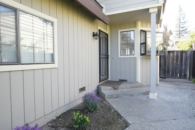 Building Photo - Bright and Updated 2 Bedroom+Den 2.5 Bath ...