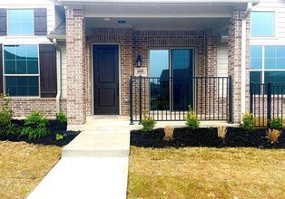 Building Photo - 605 Cloverleaf Dr