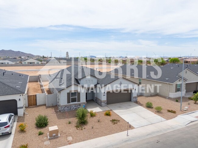 Foto del edificio - Beautiful Almost Brand New Home