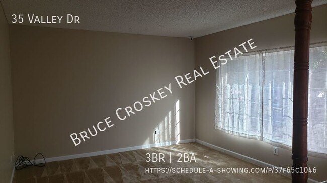 Building Photo - Move-in ready! Spacious home, close to par...