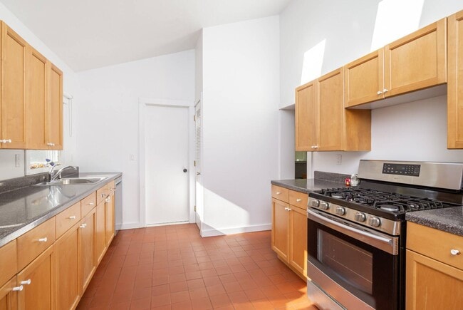 Building Photo - 706 Springs Fireplace Rd