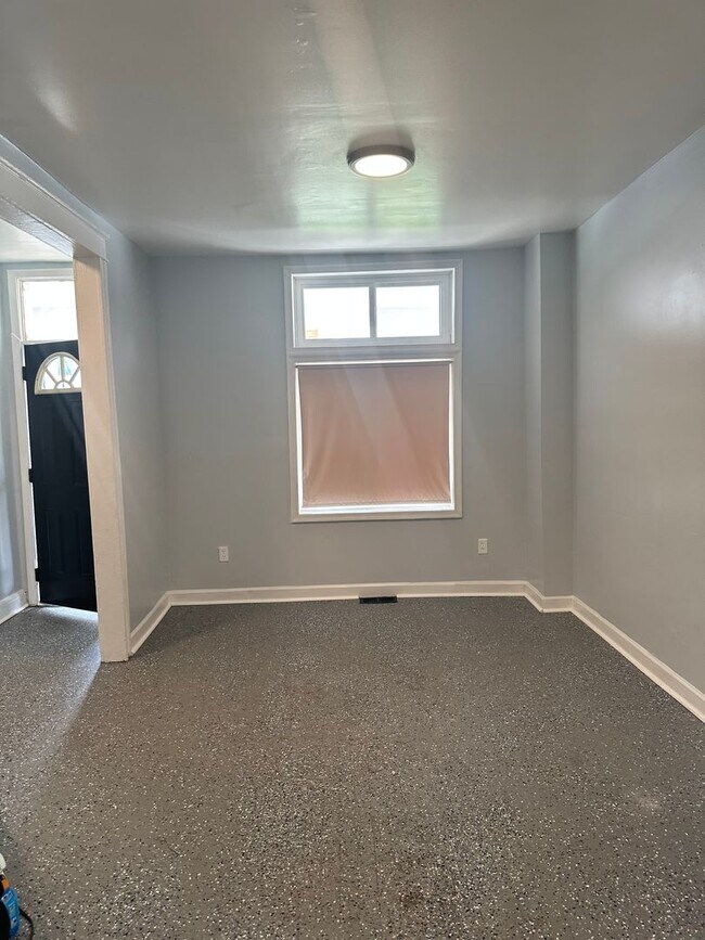 Foto del edificio - Spacious, Corner Home, Central Air, W/D Hook-Up! Available Now!
