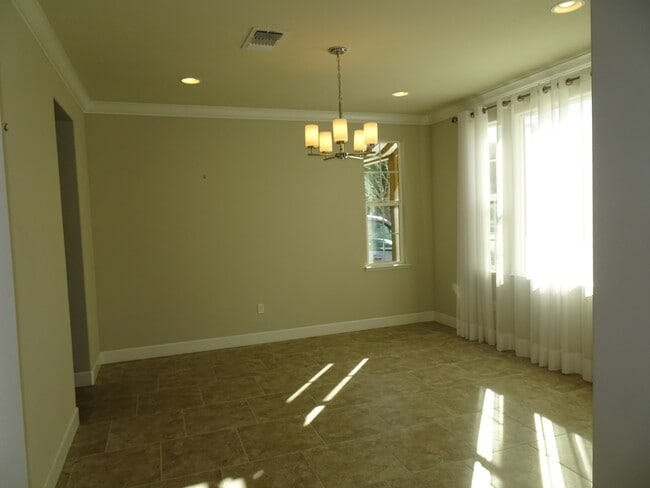 Building Photo - 6633 Donlon Way