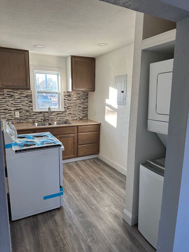 Building Photo - Completely remodeled 2 bedroom 1 bathroom ...