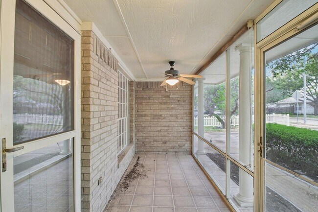 Foto del edificio - 1300 Leah Ln