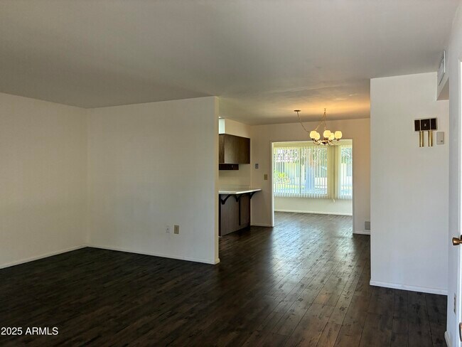 Foto del edificio - 10120 W Kingswood Cir