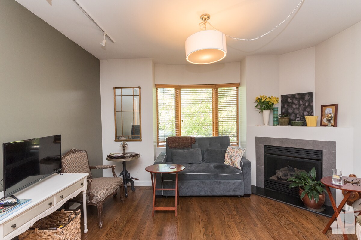 Primary Photo - 2035 W Crystal St