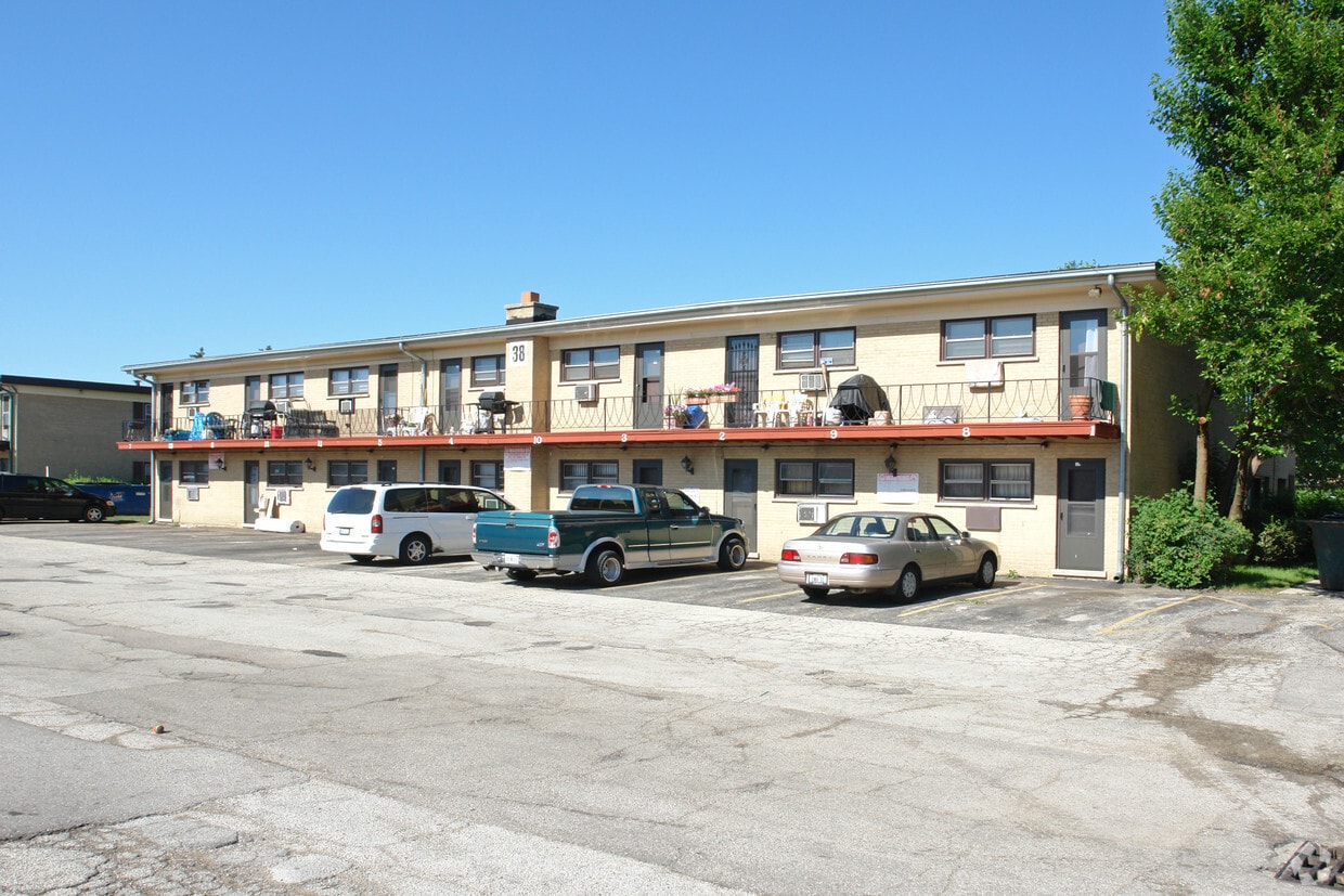 38 King Arthur Dr, Northlake, IL 60164 Apartments in Northlake, IL