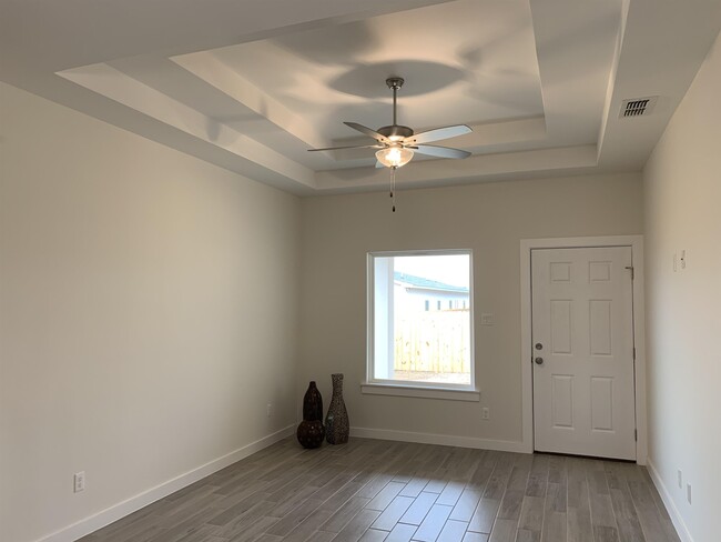 Building Photo - 1409 Los Estribos Dr