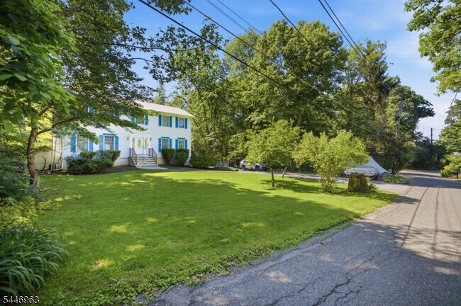Foto del edificio - 2057 Lakeside Dr W