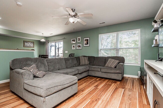 Building Photo - Spacious Duplex