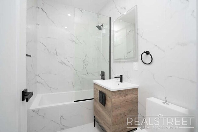 Foto del edificio - Bright 2BR with Functional Layout & Everyday Convenience