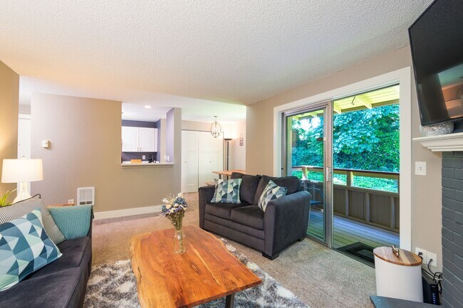 Building Photo - Beautifully Remodeled 3 Bed, 1.75 Bath Uni...