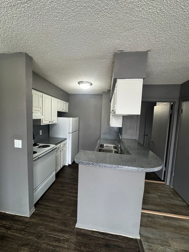 Building Photo - 2405 E 55th Pl