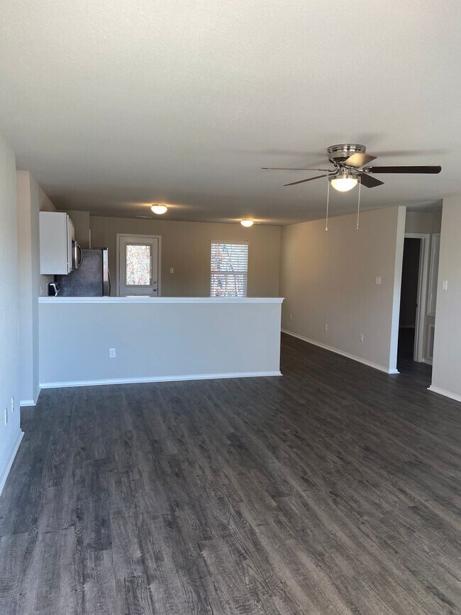 Foto del edificio - *Pre-leasing* Three Bedroom | Two Bathroom...