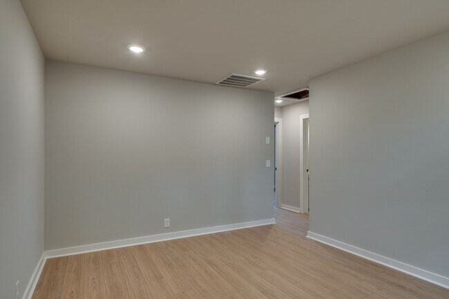 Building Photo - 1728 17th Ave N