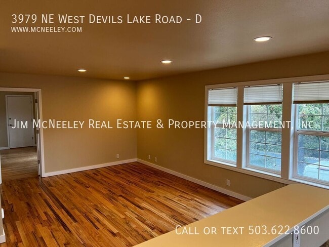 Foto del edificio - 3979 NE West Devils Lake Rd