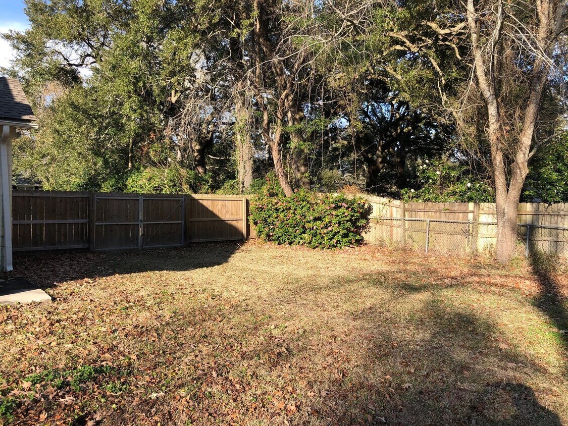 1713 McHenry Ave Unit 1713 A McHenry Ave, Charleston, SC 29412 Room