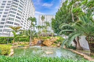 Building Photo - 999 Brickell Bay Dr
