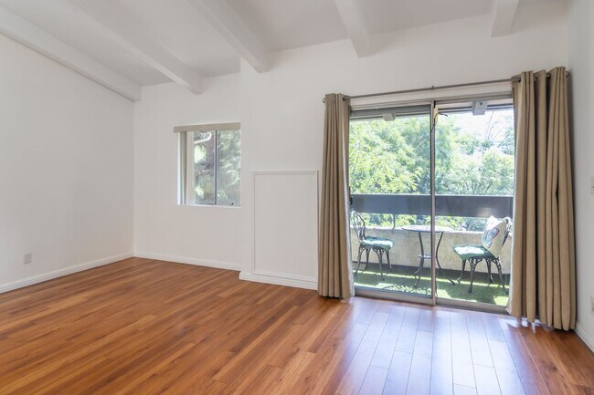 Foto del edificio - 2700 Cahuenga Blvd E