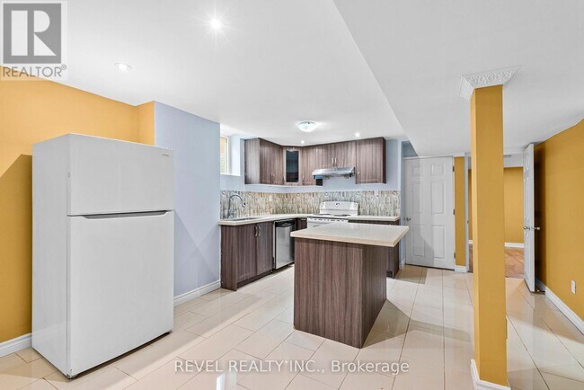 Building Photo - 1005 Sandcliff Dr