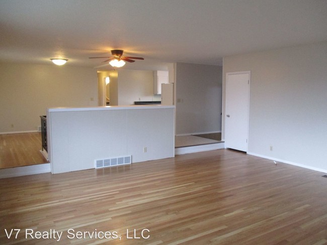 Building Photo - 4 br, 3 bath House - 1910 W. Bowling Ave.