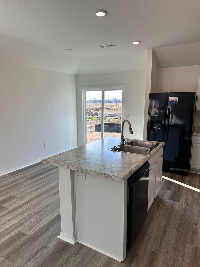 Building Photo - Three Bedroom | Two Bath Home in Whitetail Crossing